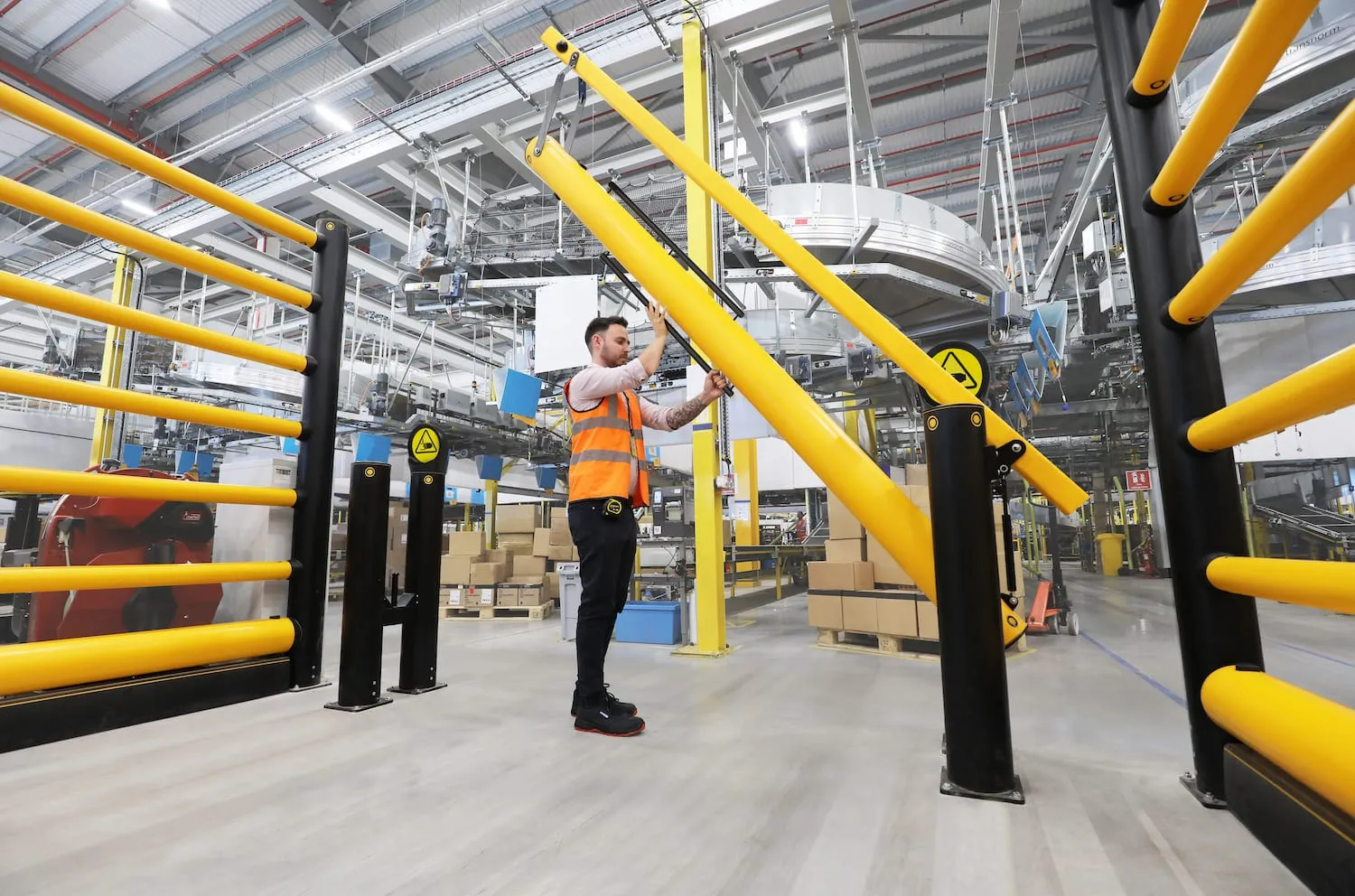 Gelbe Schutzplanken entlang des Wegs um eine Produktionslinie