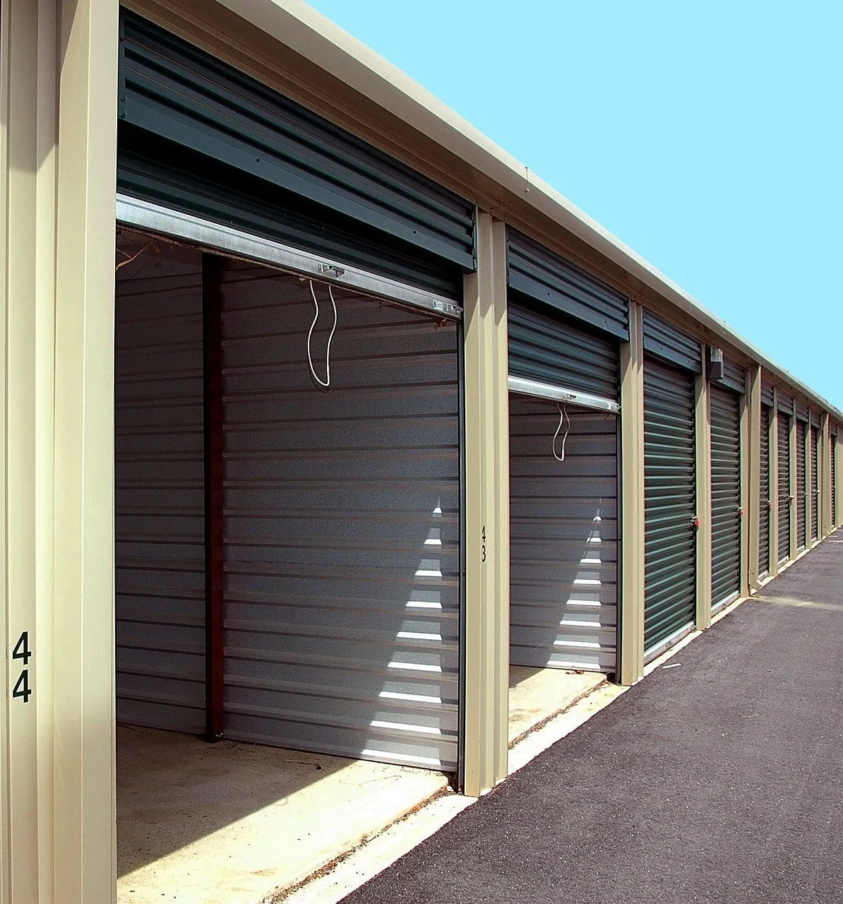 Rangée de boxes de stockage modulaires aux portes roulantes