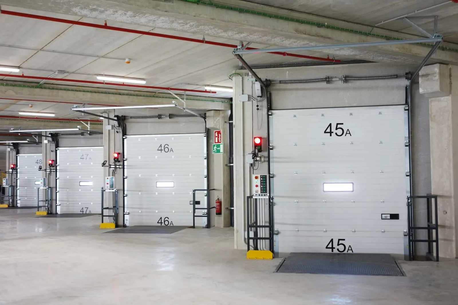 Overheaddeuren en laaddocks aan de gevel van een distributiecentrum