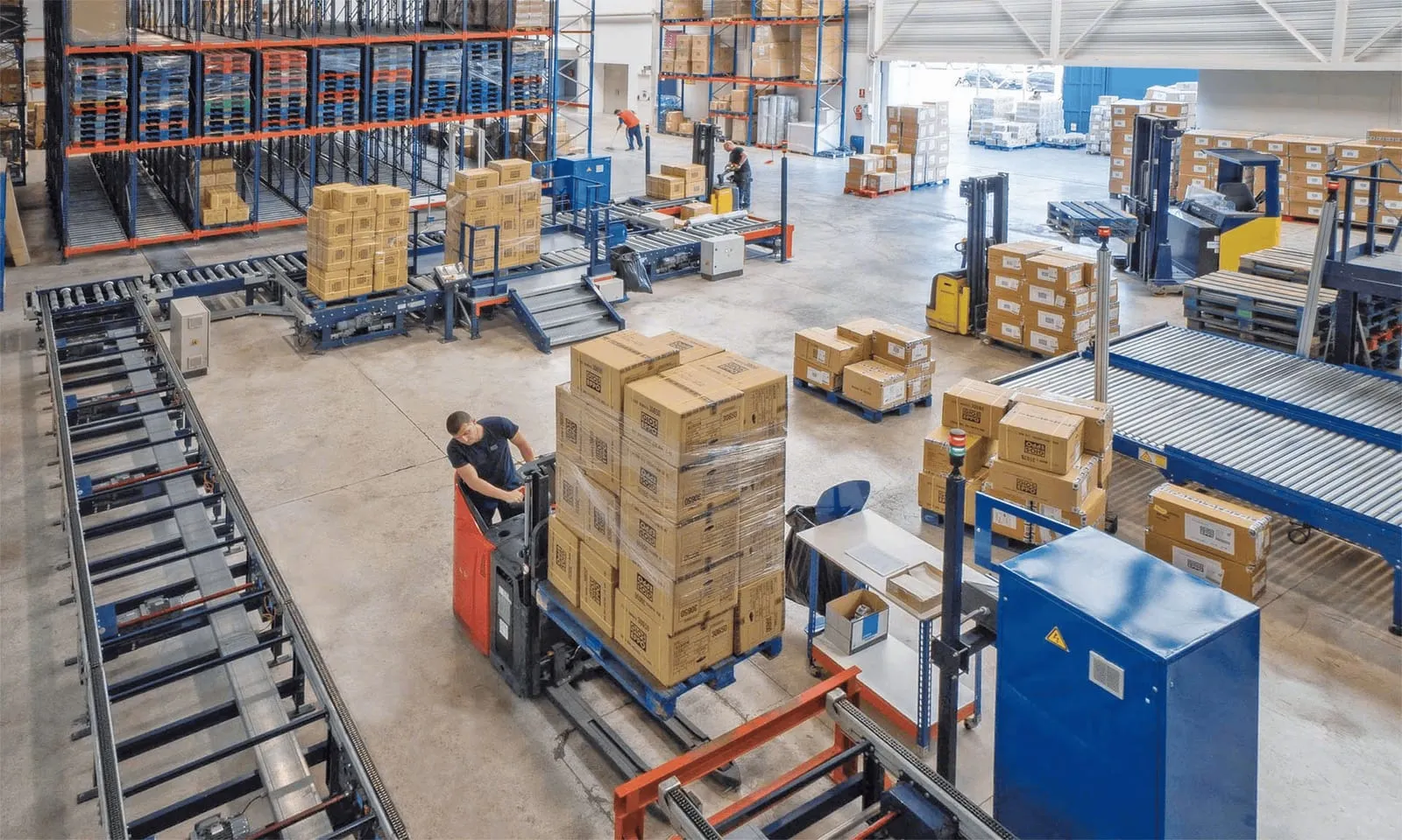 Rollenbanen en elektrische pallettrucks verplaatsen goederen door een magazijn