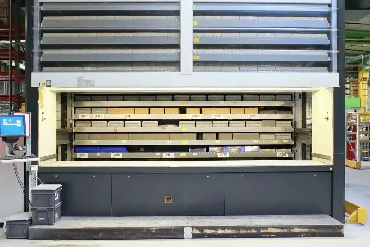 Verticale liftmodule met geopende uitgiftepositie in een werkruimte