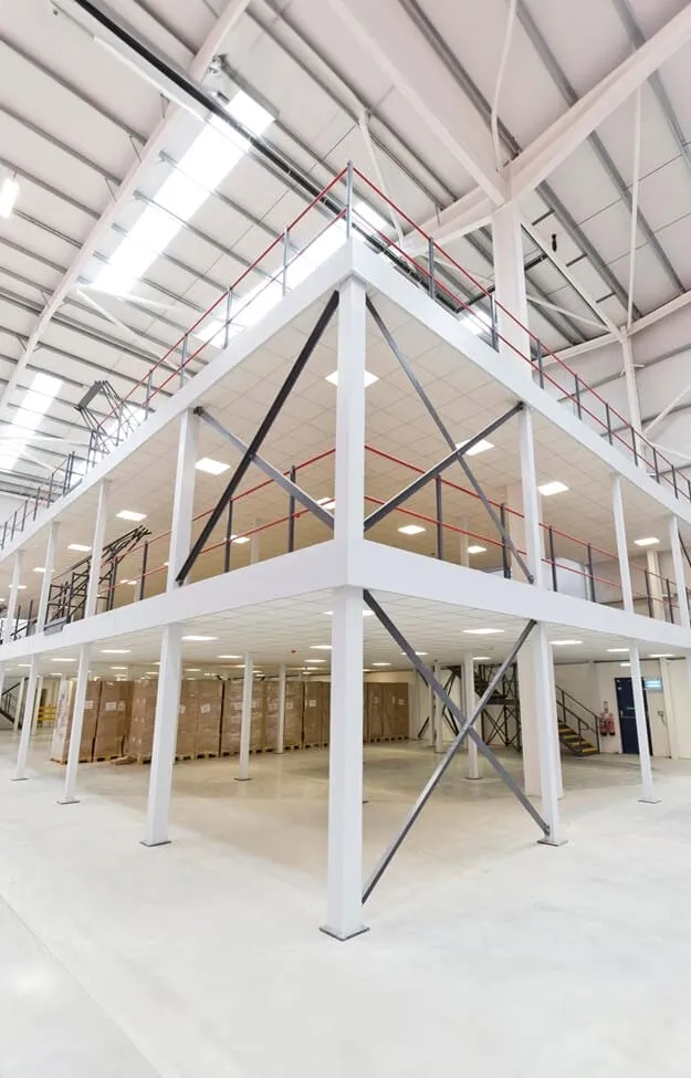 Mezzanine deck fixed to the existing structure of a warehouse, leaving the floor below clear