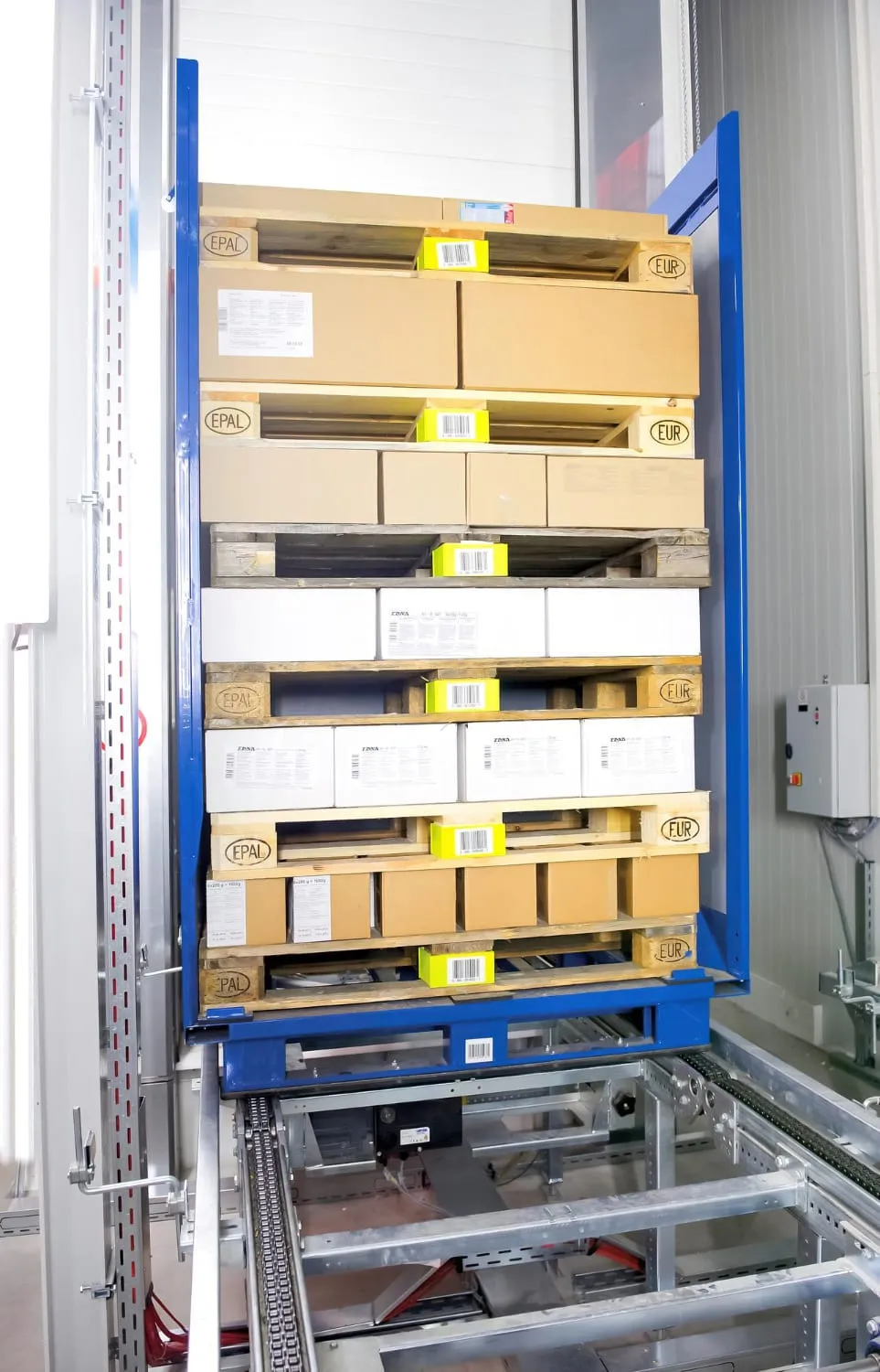 Motorised pallet shuttle positioned inside a deep storage lane